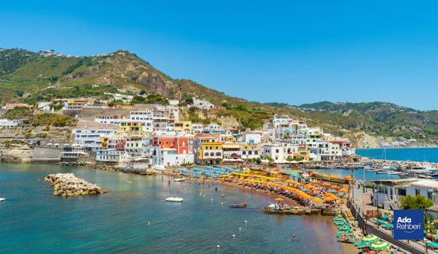 Ischia Adası Rehberi: Tarih, Termal Sular, ve Lezzetli Maceralar