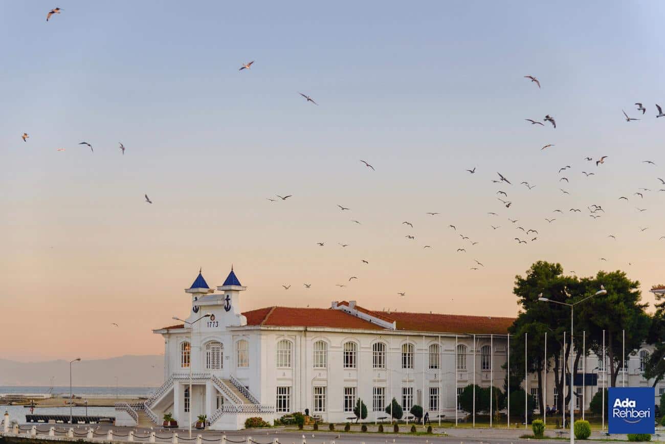 Heybeliada’da Gezilecek Yerler 2025 Heybeliada Deniz Lisesi